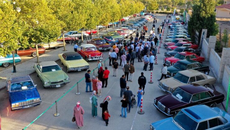 Konya’da klasik araba standıyla nostaljik seyahat