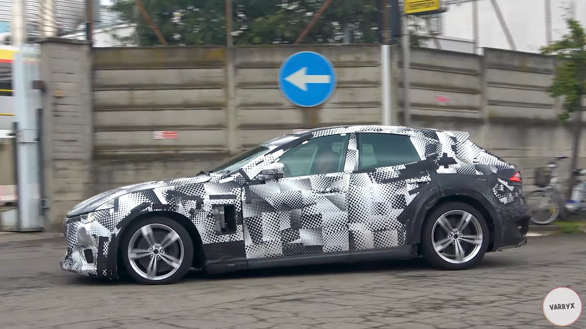 Maserati Purosangue ile Benzerlikler